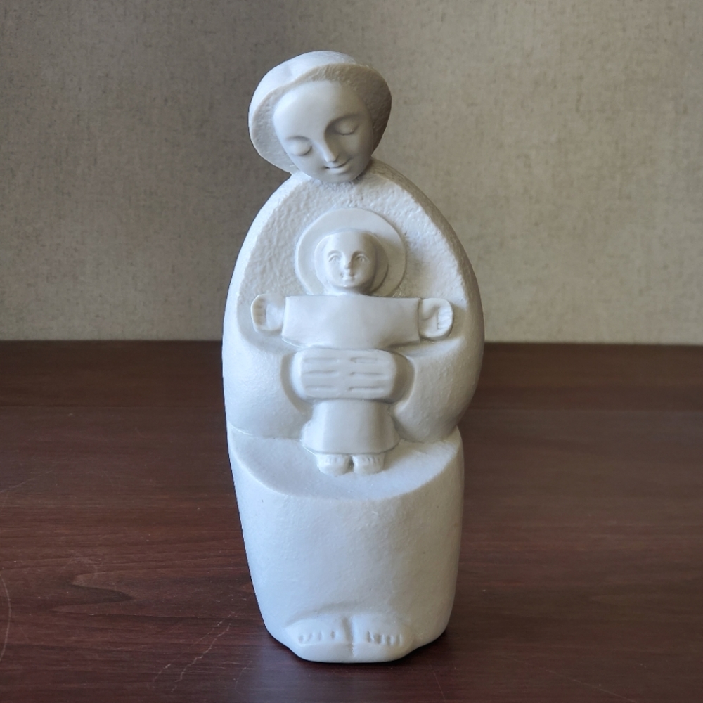 Madonna and Child - Mary and Jesus Statue Made from Crushed Onyx. Weight 615gm